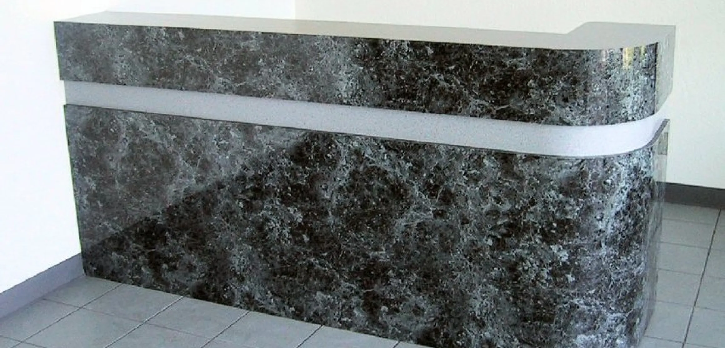 Стойка ресепшн из кварцевого агломерата TechniStone Pearl Rocca - фото 1