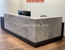 Г-образная стойка ресепшн из кварцевого агломерата Caesarstone 4044 Airy Concrete: купить в Москве