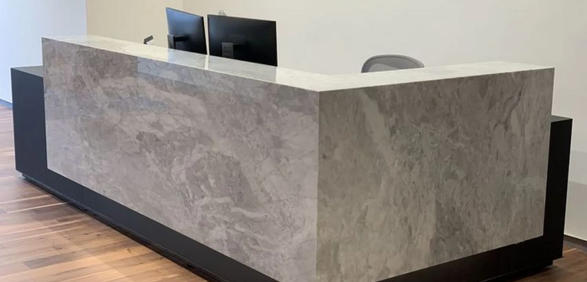 Г-образная стойка ресепшн из кварцевого агломерата Caesarstone 4044 Airy Concrete - фото 1