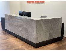 Г-образная стойка ресепшн из кварцевого агломерата Caesarstone 4044 Airy Concrete