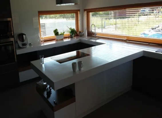 Белая П-образная столешница в кухню Corian Designer White