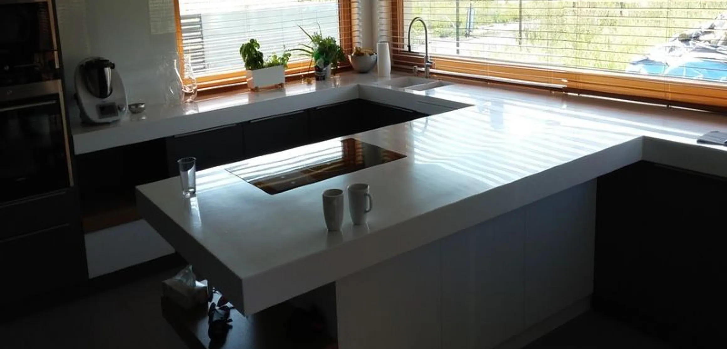 Белая П-образная столешница в кухню Corian Designer White - фото 1