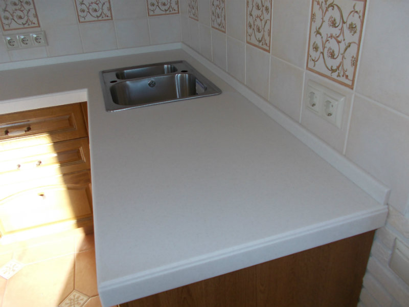 Угловая столешница с классической кромкой из искусственного камня ...
