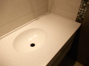 Столешница в ванную с овальной интегрированной раковиной