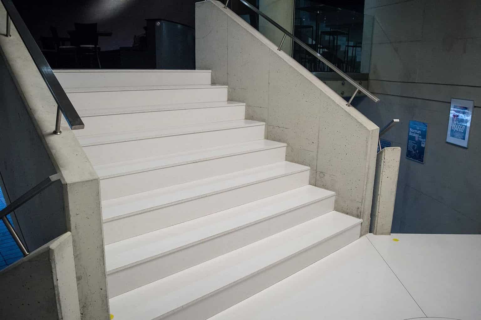 Лестница из кварцевого агломерата Technistone Crystal Polar White Лестница из кварцевого агломерата Technistone Crystal Polar White